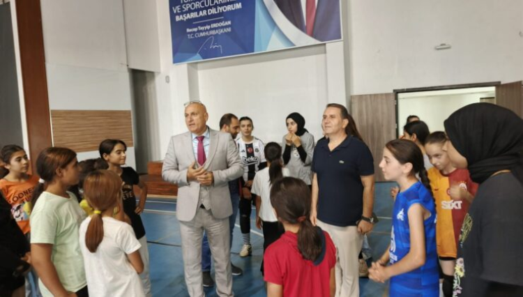 Müdür Elüstü,  Kahta’daki Spor Yatırımlarını İnceledi
