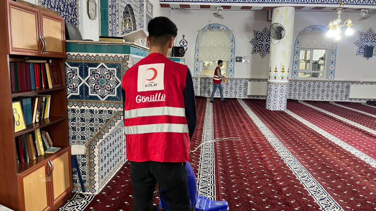 Kızılay Kahta Şubesinden Camilerde Ramazan Temizliği