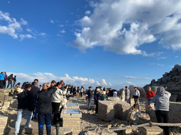 Nemrut Dağı’nda Kurban Bayramı yoğunluğu yaşanıyor