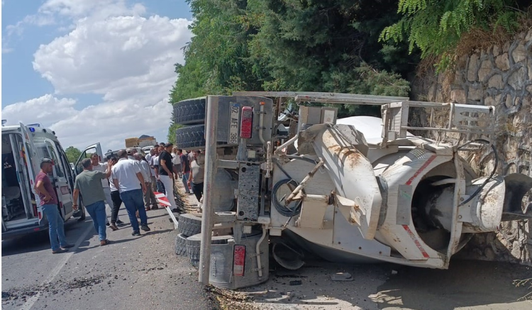 Kahta-Adıyaman  Karayolunda Beton Mikseri Devrildi